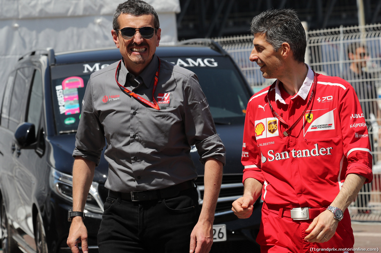 GP MONACO, 24.05.2017 - Guenther Steiner (ITA) Haas F1 Team Prinicipal e Claudio Albertini, Ferrari Head of Customer Teams Power Unit Operations