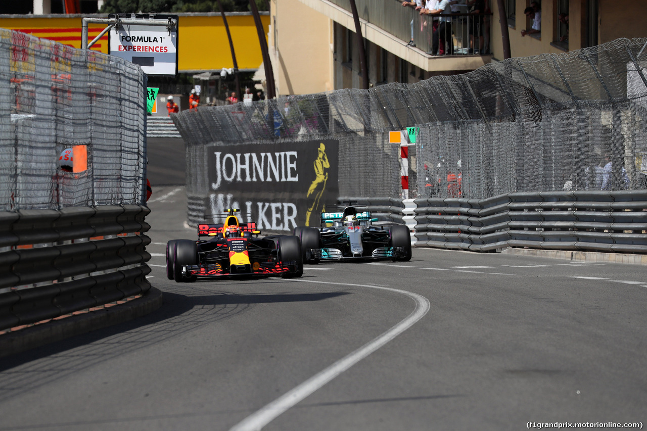 GP MONACO, 27.05.2017 - Prove Libere 3, Max Verstappen (NED) Red Bull Racing RB13 e Lewis Hamilton (GBR) Mercedes AMG F1 W08