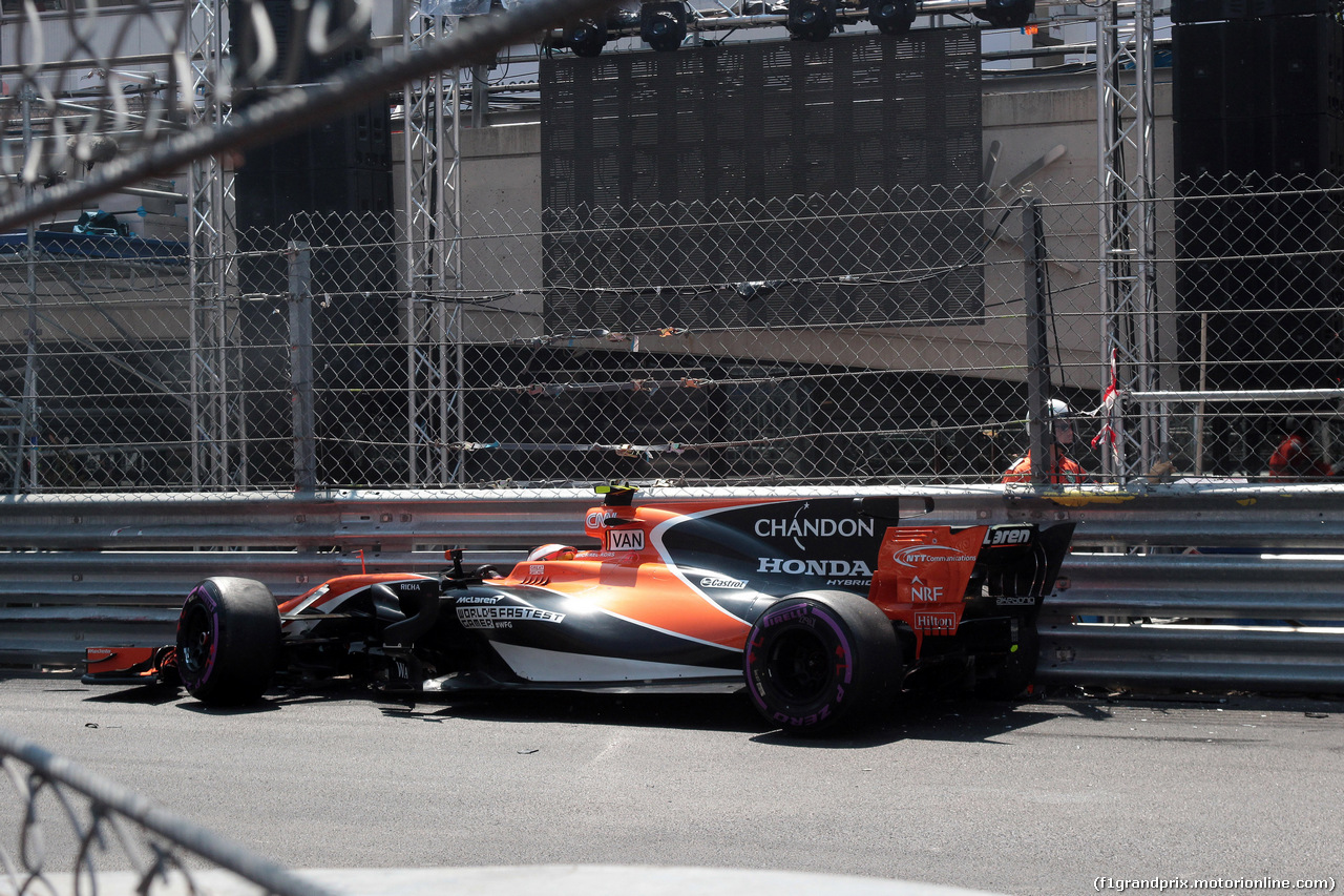 GP MONACO, 27.05.2017 - Qualifiche, Crash, Stoffel Vandoorne (BEL) McLaren MCL32