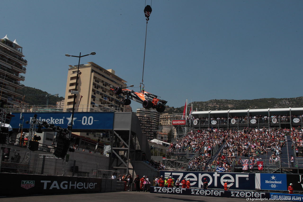 GP MONACO, 27.05.2017 - Qualifiche, Crash, Stoffel Vandoorne (BEL) McLaren MCL32