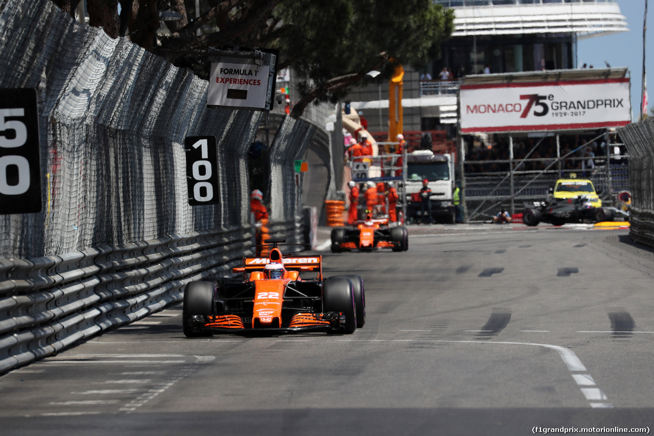 GP MONACO, 27.05.2017 - Qualifiche, Jenson Button (GBR) McLaren MCL32 davanti a Stoffel Vandoorne (BEL) McLaren MCL32
