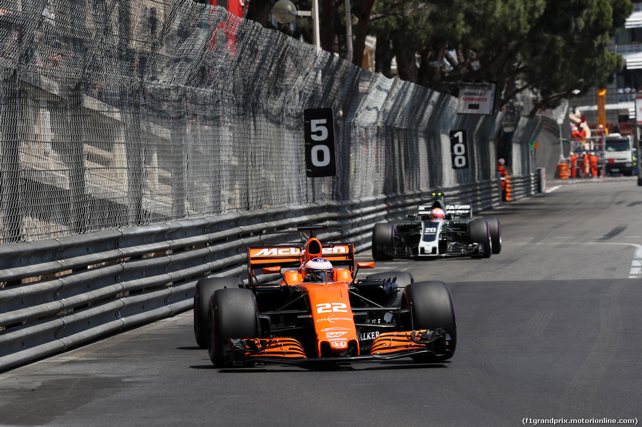 GP MONACO, 27.05.2017 - Qualifiche, Jenson Button (GBR) McLaren MCL32 e Kevin Magnussen (DEN) Haas F1 Team VF-17