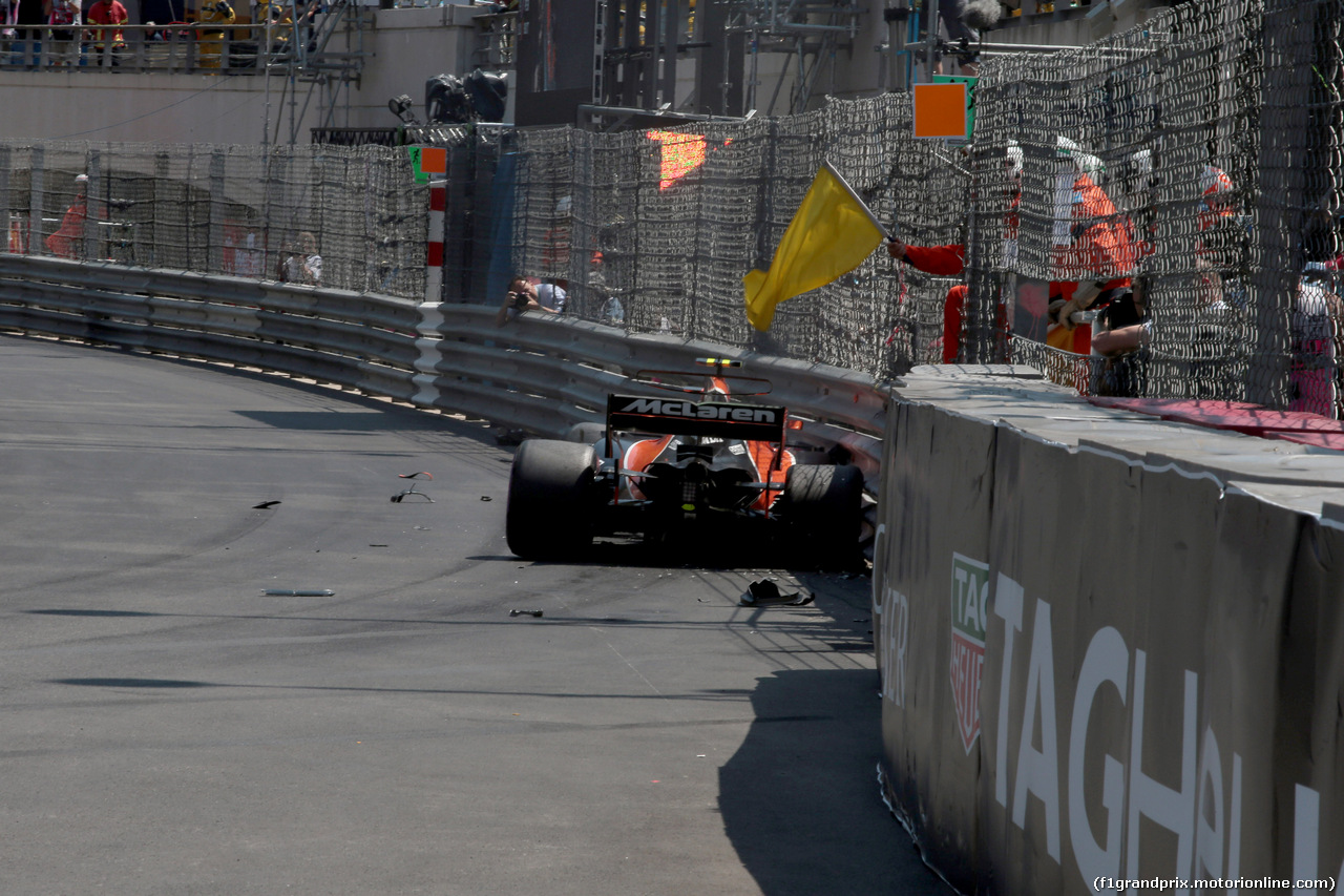 GP MONACO, 27.05.2017- Qualifiche, Stoffel Vandoorne (BEL) McLaren MCL32 crash