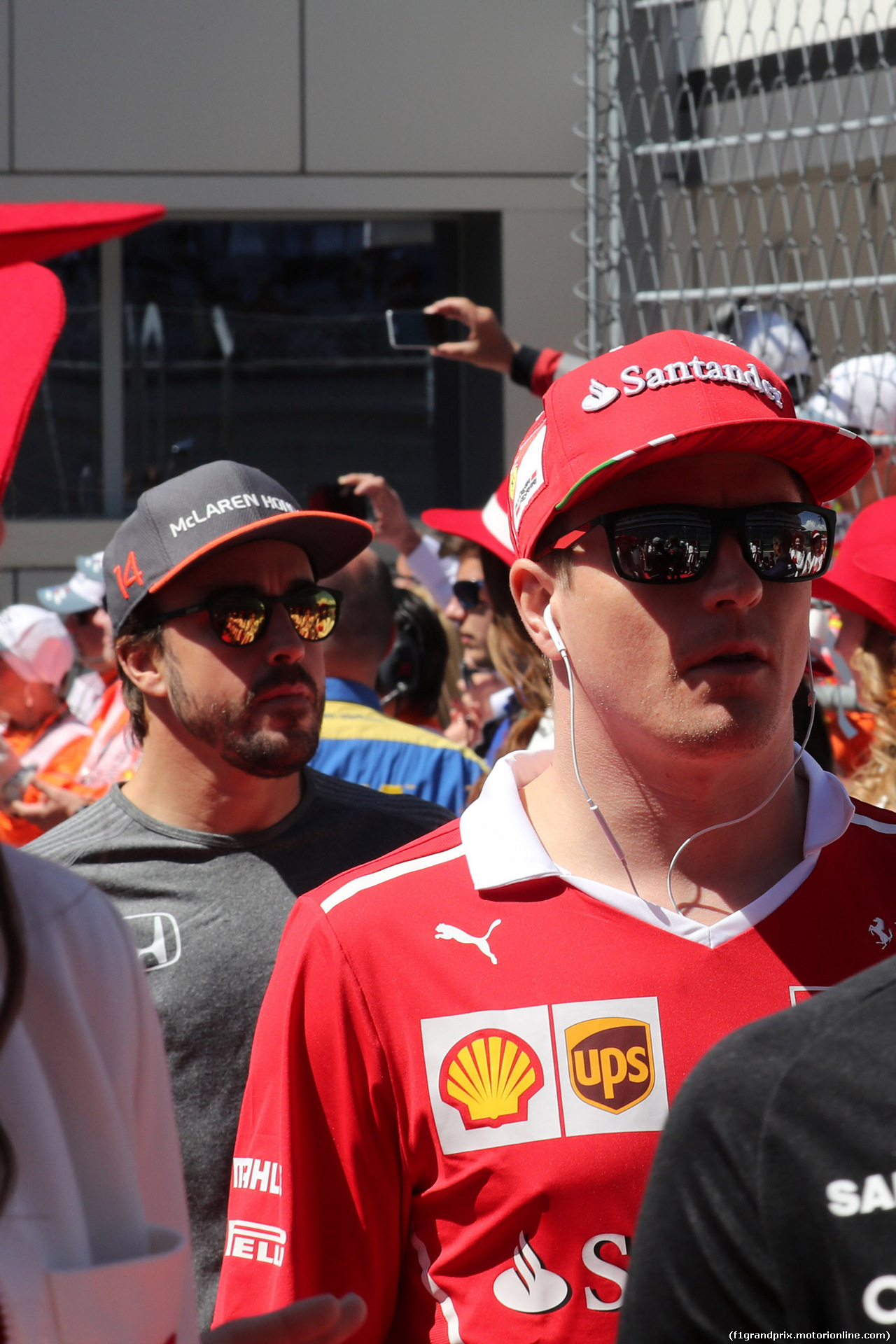 GP RUSSIA, 30.04.2017 - Fernando Alonso (ESP) McLaren MCL32 e Kimi Raikkonen (FIN) Ferrari SF70H at drivers parade