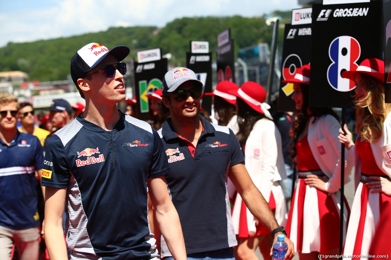 GP RUSSIA, 30.04.2017 - Daniil Kvyat (RUS) Scuderia Toro Rosso STR12 e Carlos Sainz Jr (ESP) Scuderia Toro Rosso STR12
