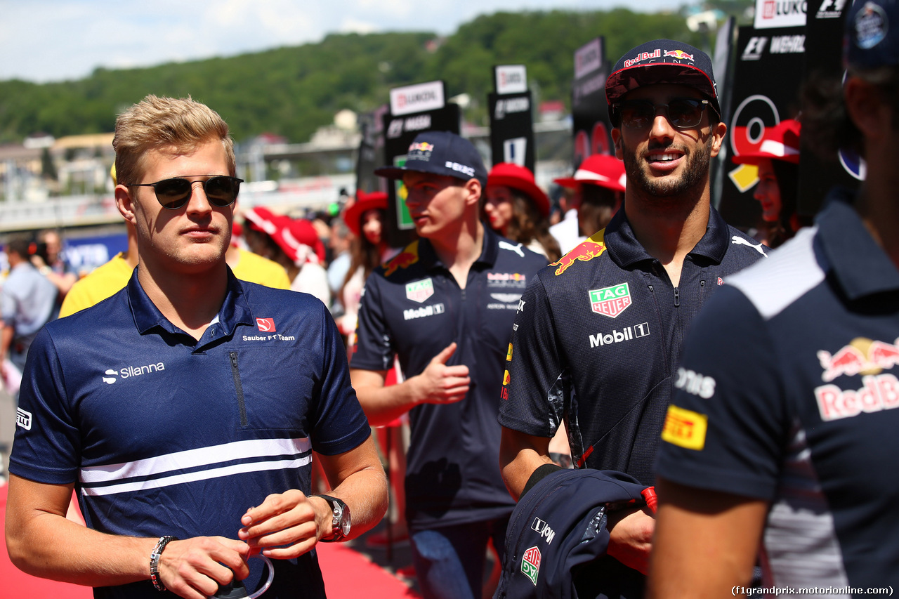 GP RUSSIA, 30.04.2017 - Marcus Ericsson (SUE) Sauber C36 e Daniel Ricciardo (AUS) Red Bull Racing RB13