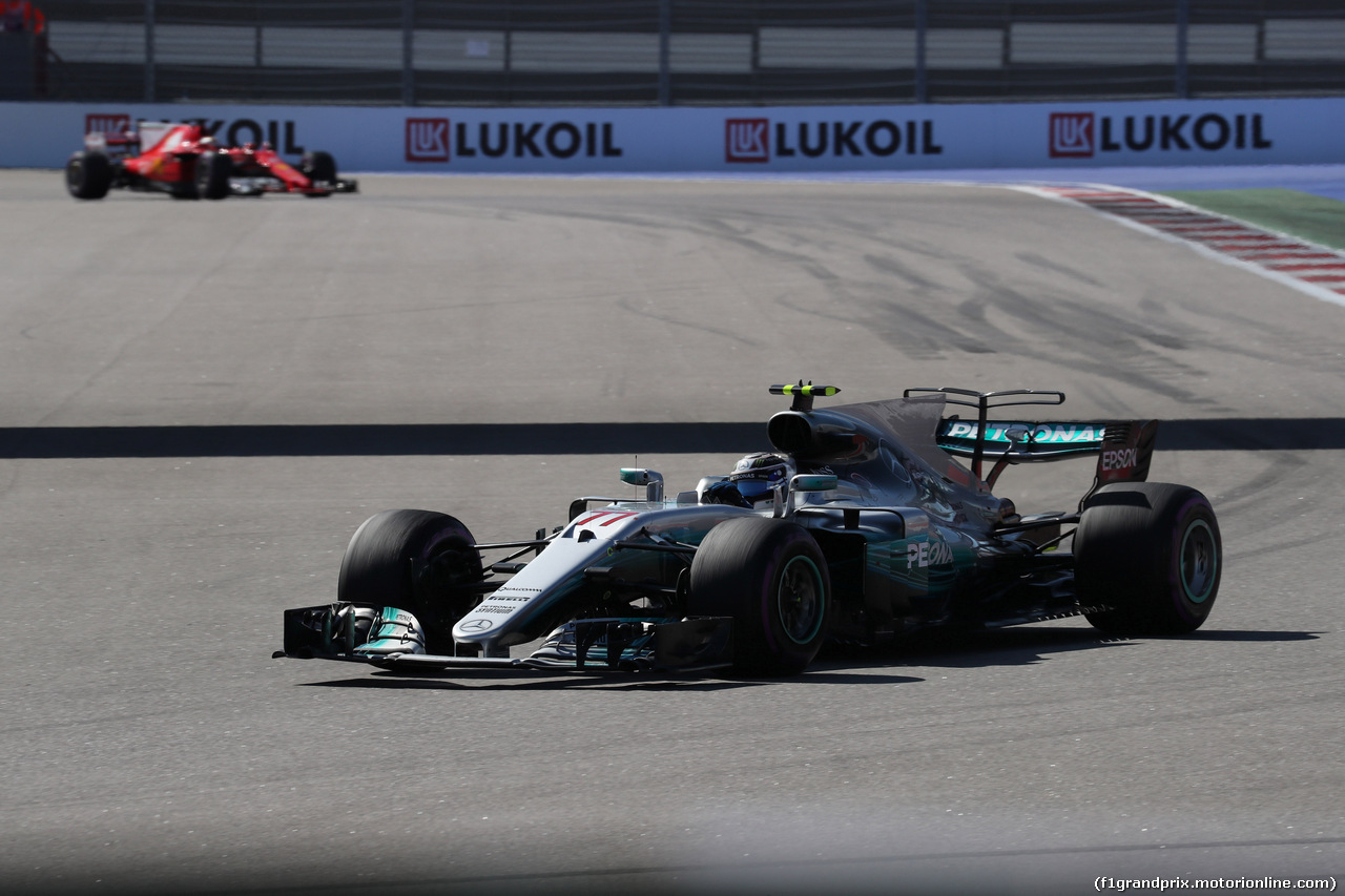 GP RUSSIA, 30.04.2017 - Gara, Valtteri Bottas (FIN) Mercedes AMG F1 W08 e Sebastian Vettel (GER) Ferrari SF70H