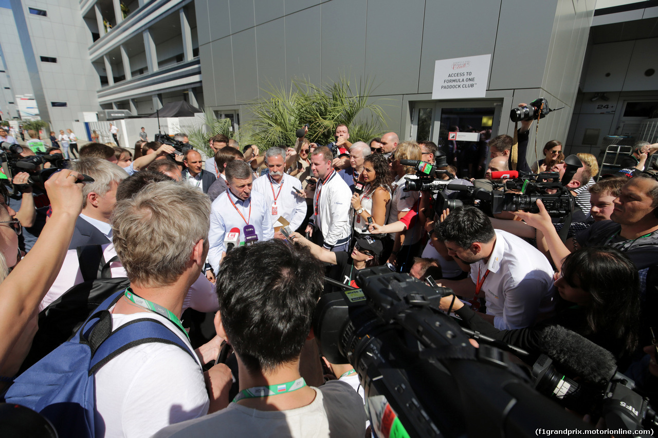 GP RUSSIA, 29.04.2017 - Qualifiche, Dmitry Kozak (RUS) Deputy Prime Minister of the Russian Federation e Chase Carey (USA) Formula One Group Chairman