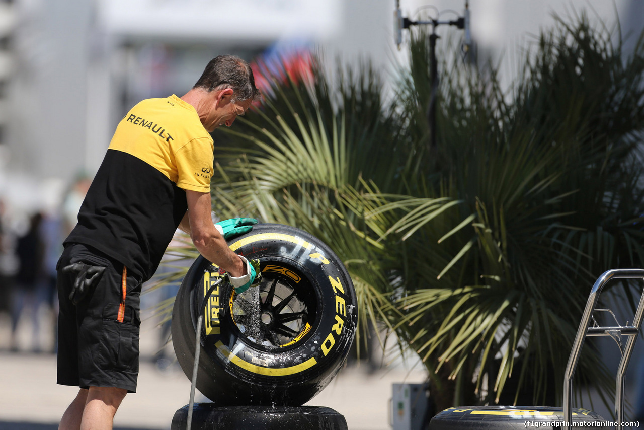 GP RUSSIA, 28.04.2017 - Prove Libere 1, Pirelli Tyre of Renault