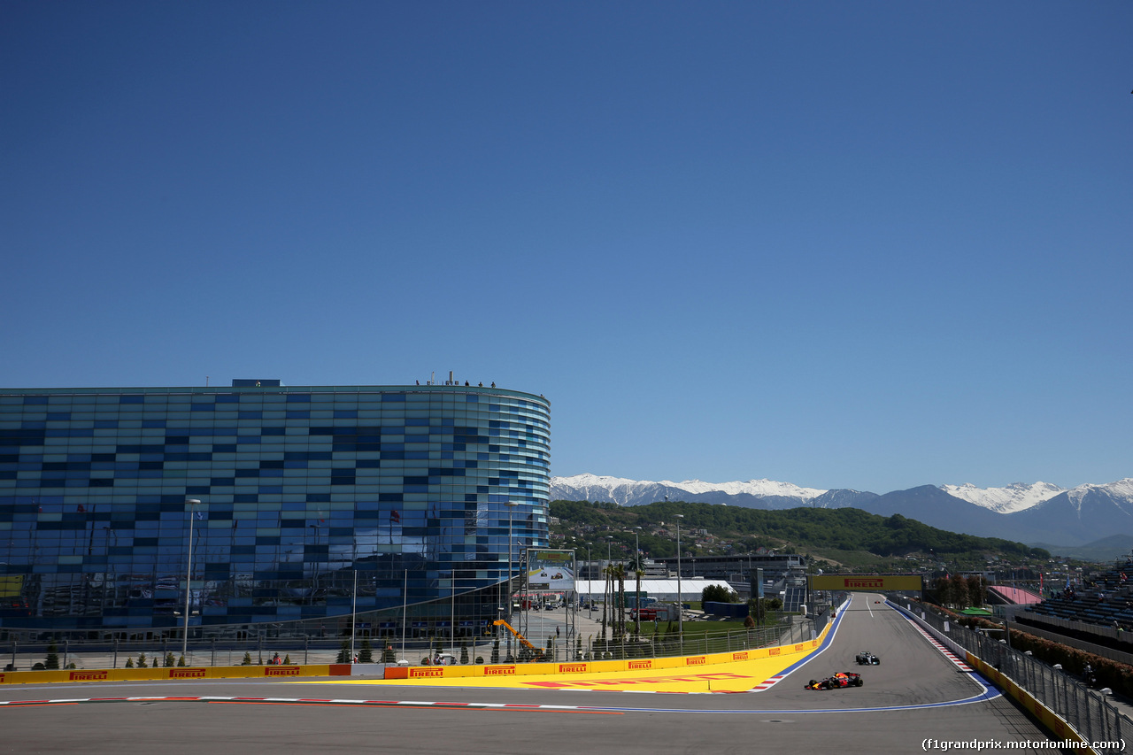 GP RUSSIA, 28.04.2017 - Prove Libere 1, Daniel Ricciardo (AUS) Red Bull Racing RB13 e Valtteri Bottas (FIN) Mercedes AMG F1 W08