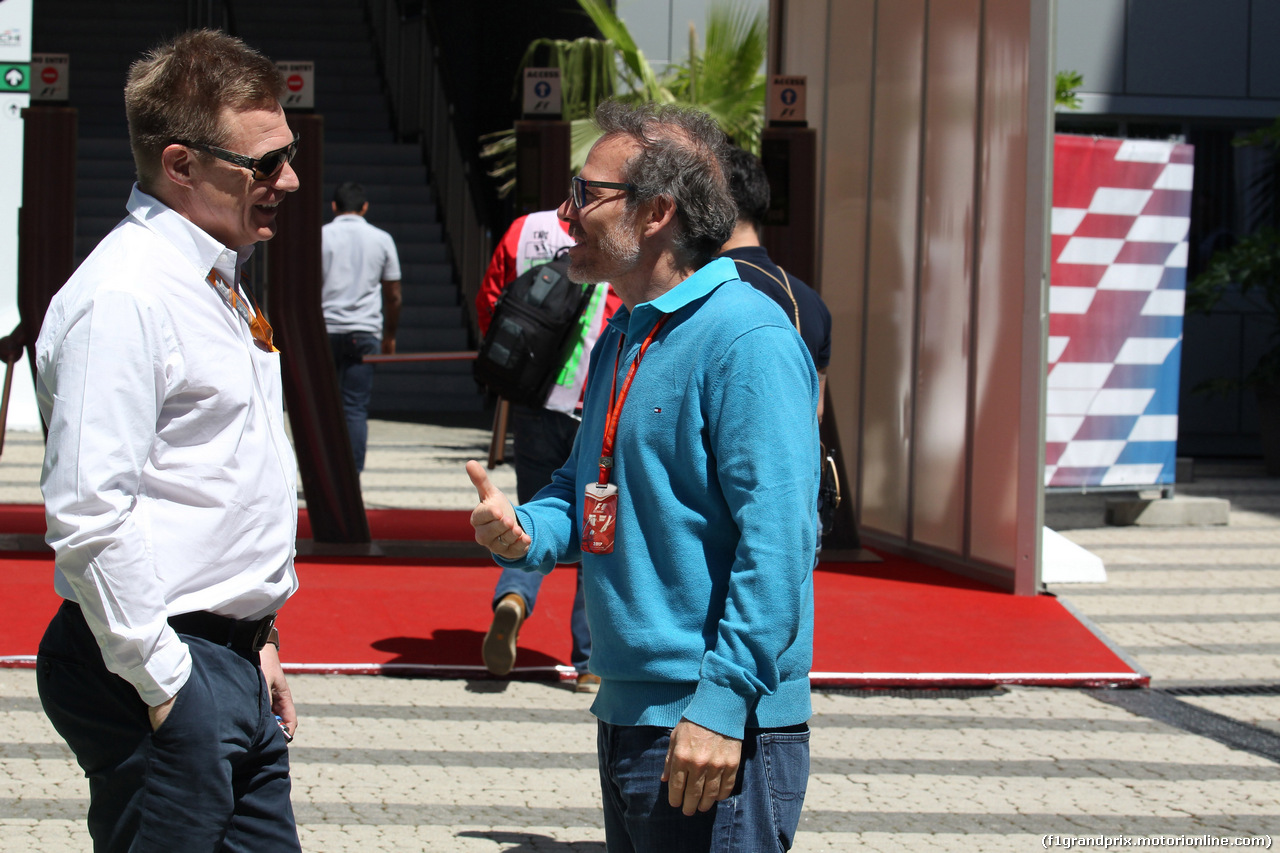 GP RUSSIA, 28.04.2017 - Prove Libere 1, Mika Salo (FIN), FIA Steward e Jacques Villeneuve (CAN)