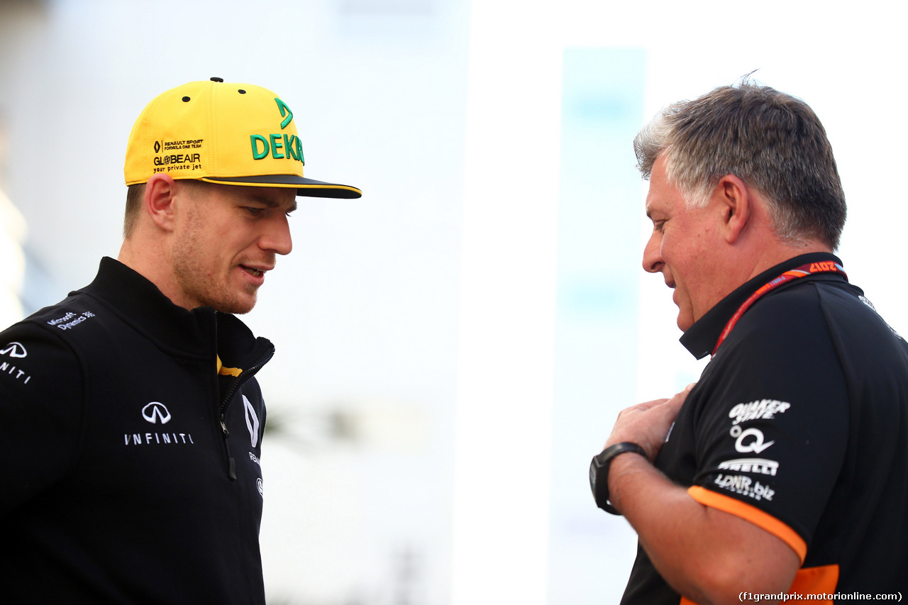 GP RUSSIA, 28.04.2017 - Nico Hulkenberg (GER) Renault Sport F1 Team RS17 e Otmar Szafnauer (USA) Sahara Force India F1 Chief Operating Officer