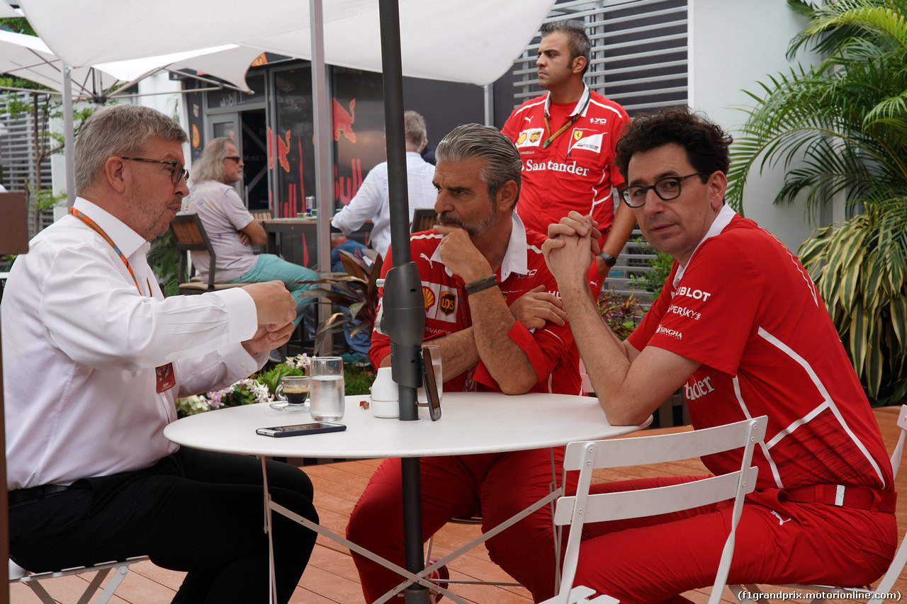 GP SINGAPORE, 17.09.2017 - Ross Brawn (GBR) Formula One Managing Director of Motorsports, Maurizio Arrivabene (ITA) Ferrari Team Principal e Mattia Binotto (ITA) Chief Technical Officer, Ferrari