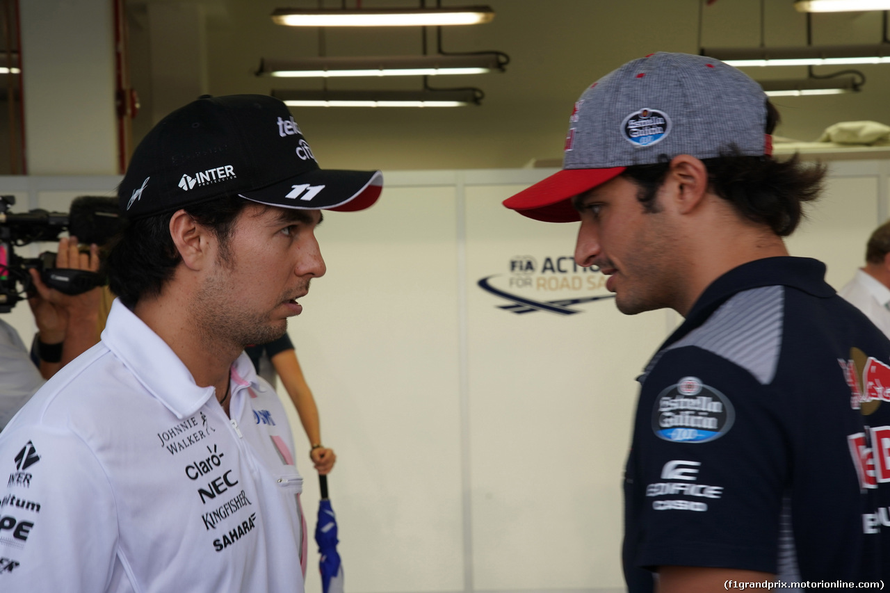 GP SINGAPORE, 17.09.2017 - Sergio Perez (MEX) Sahara Force India F1 VJM010 e Carlos Sainz Jr (ESP) Scuderia Toro Rosso STR12