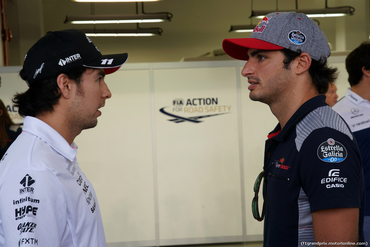 GP SINGAPORE, 17.09.2017 - Sergio Perez (MEX) Sahara Force India F1 VJM010 e Carlos Sainz Jr (ESP) Scuderia Toro Rosso STR12