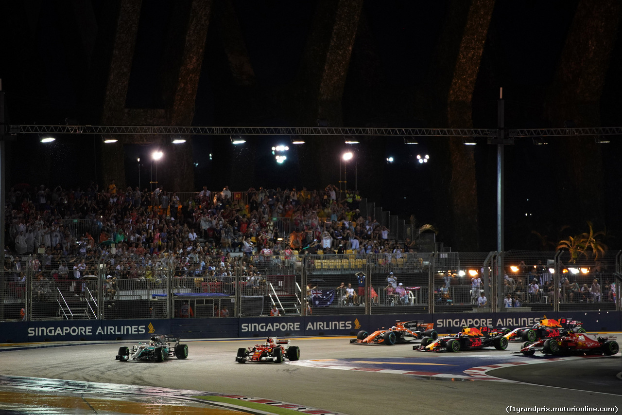 GP SINGAPORE, 17.09.2017 - Gara, Start of the race, Crash, Kimi Raikkonen (FIN) Ferrari SF70H, Max Verstappen (NED) Red Bull Racing RB13 e Fernando Alonso (ESP) McLaren MCL32