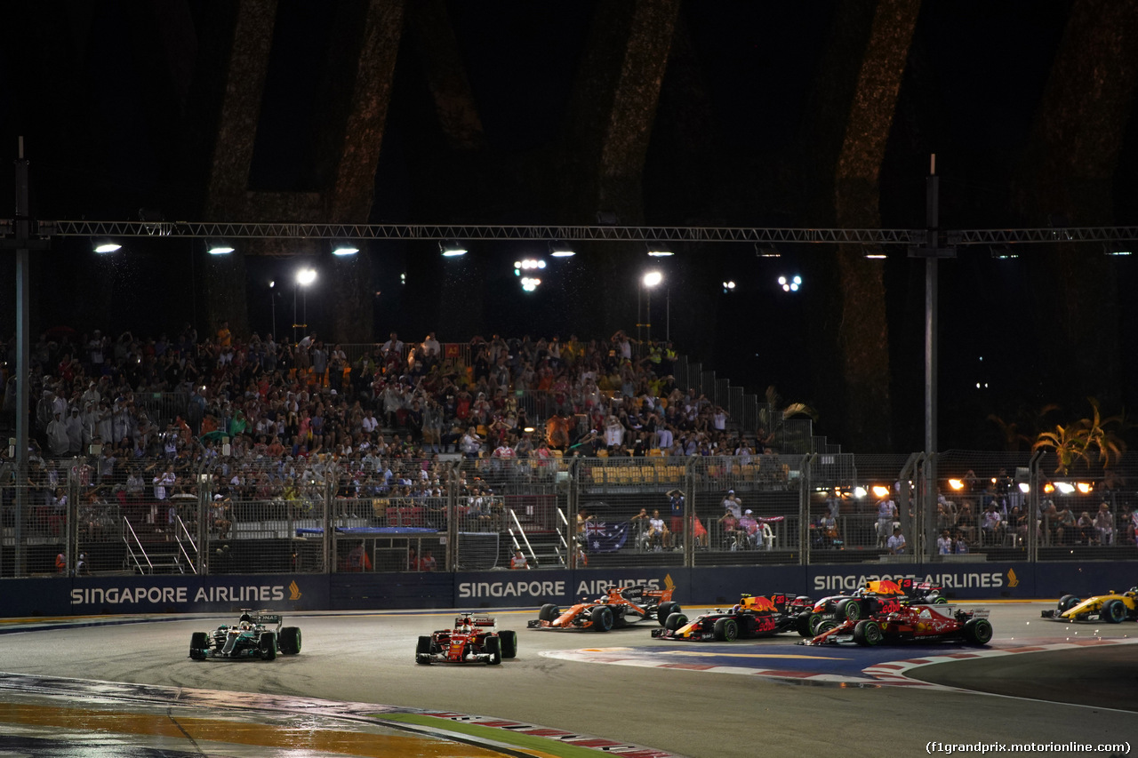 GP SINGAPORE, 17.09.2017 - Gara, Start of the race, Crash, Kimi Raikkonen (FIN) Ferrari SF70H, Max Verstappen (NED) Red Bull Racing RB13 e Fernando Alonso (ESP) McLaren MCL32