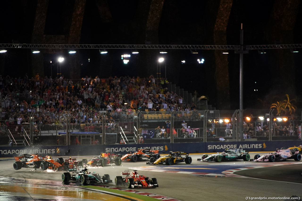 GP SINGAPORE, 17.09.2017 - Gara, Start of the race, Crash, Fernando Alonso (ESP) McLaren MCL32