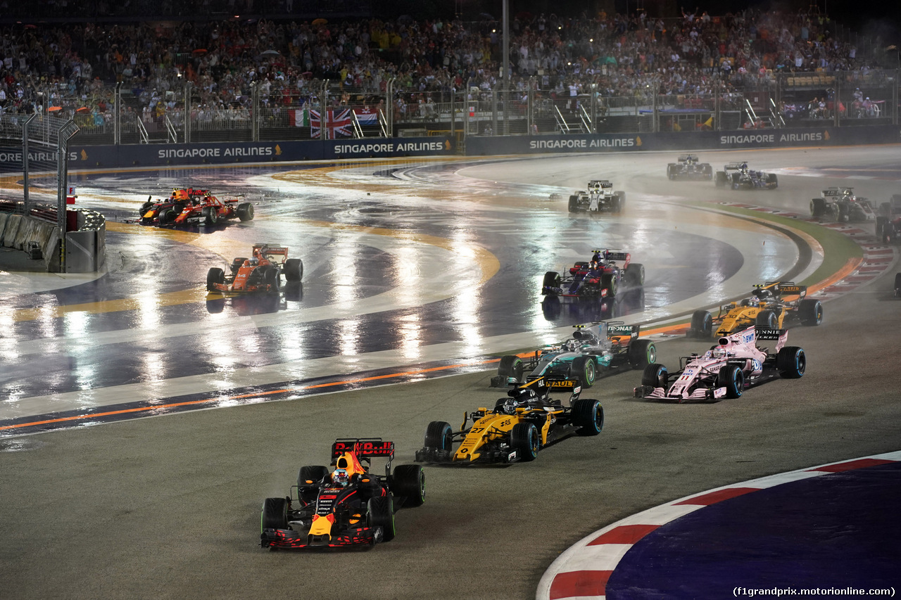 GP SINGAPORE, 17.09.2017 - Gara, Start of the race, Crash, Kimi Raikkonen (FIN) Ferrari SF70H, Max Verstappen (NED) Red Bull Racing RB13 e Fernando Alonso (ESP) McLaren MCL32
