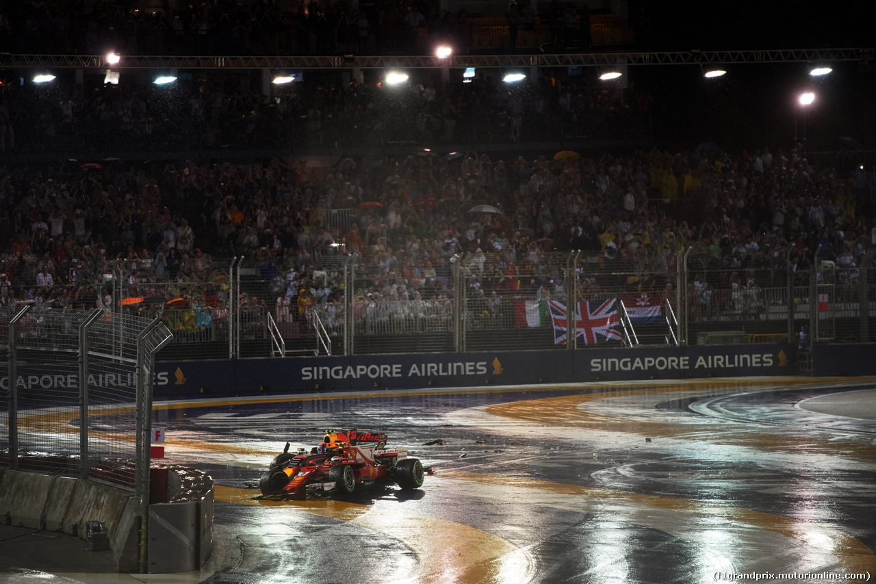 GP SINGAPORE, 17.09.2017 - Gara, Crash, Kimi Raikkonen (FIN) Ferrari SF70H e Max Verstappen (NED) Red Bull Racing RB13
