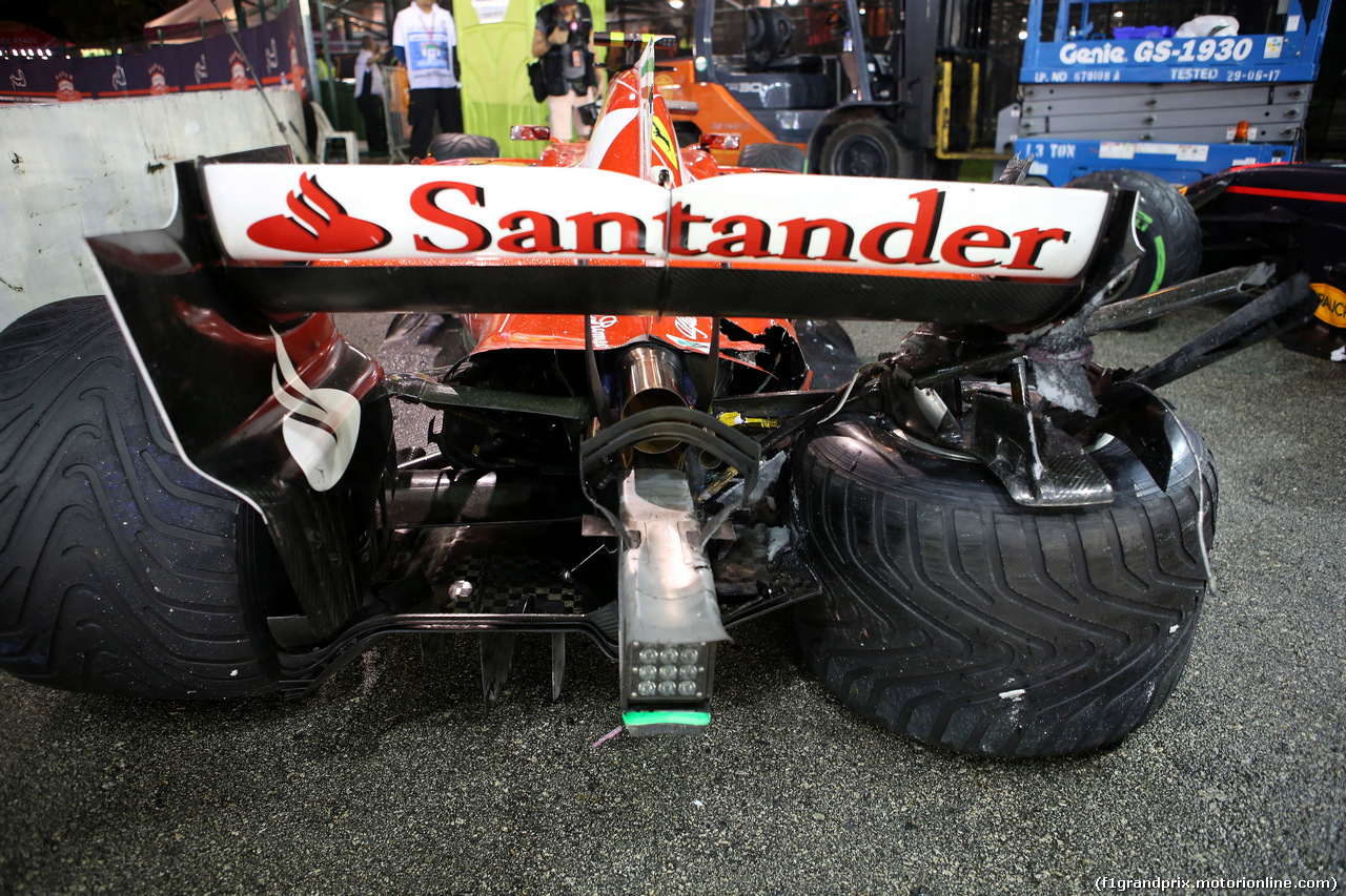 GP SINGAPORE, 17.09.2017 - Gara, Crash, Kimi Raikkonen (FIN) Ferrari SF70H