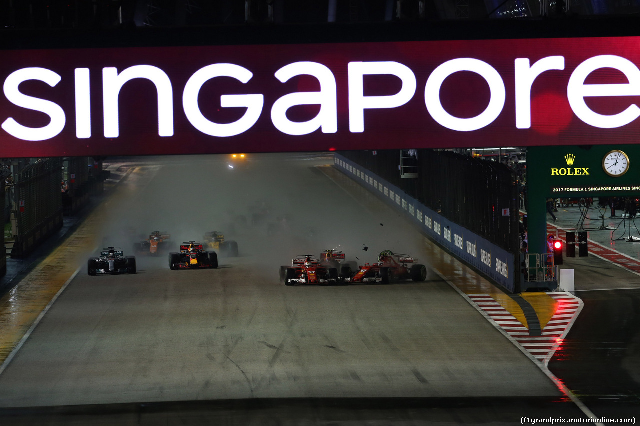 GP SINGAPORE, 17.09.2017 - Gara, Start of the race, Crash, Sebastian Vettel (GER) Ferrari SF70H, Max Verstappen (NED) Red Bull Racing RB13 e Kimi Raikkonen (FIN) Ferrari SF70H