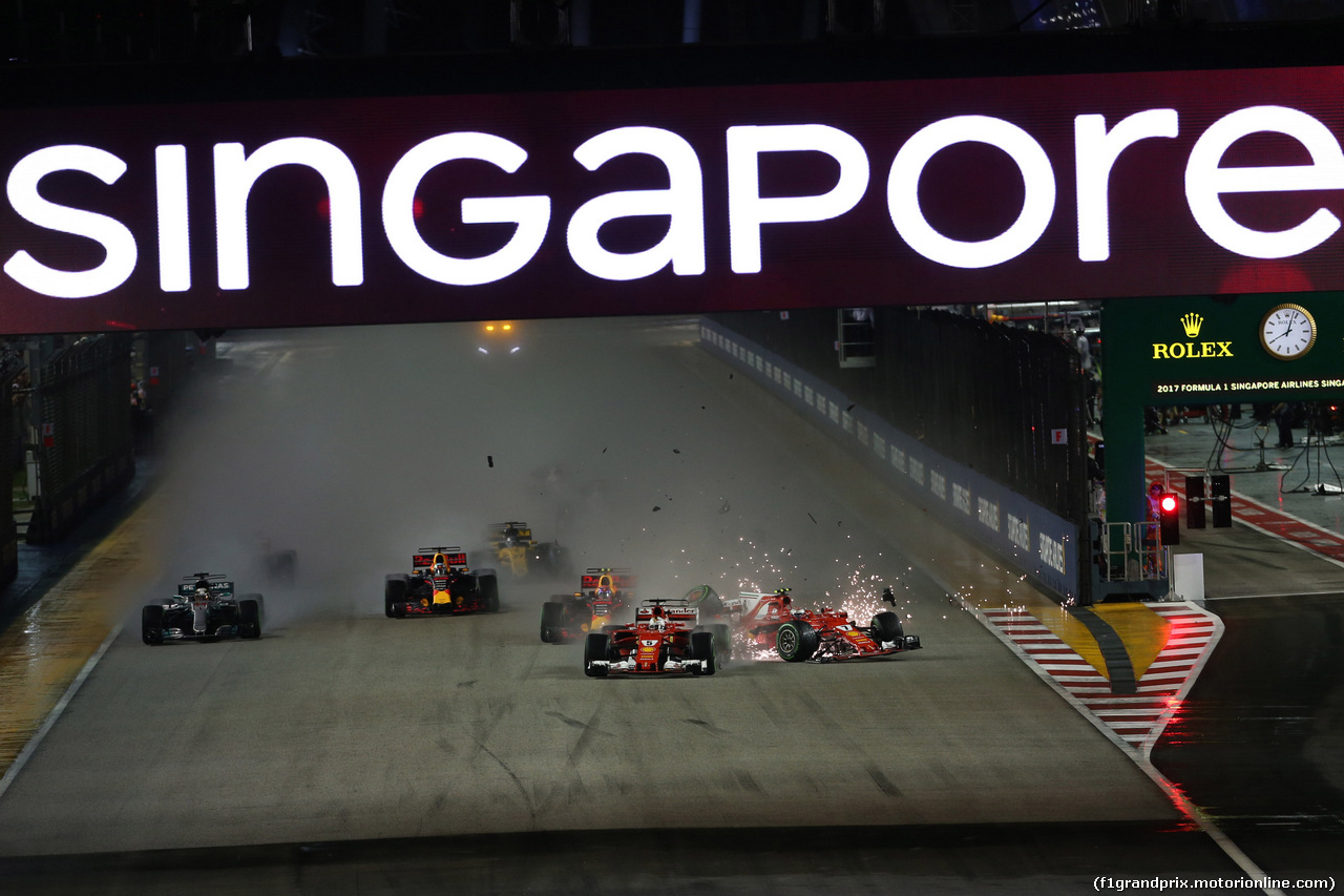 GP SINGAPORE, 17.09.2017 - Gara, Start of the race, Crash, Kimi Raikkonen (FIN) Ferrari SF70H, Max Verstappen (NED) Red Bull Racing RB13 e Fernando Alonso (ESP) McLaren MCL32