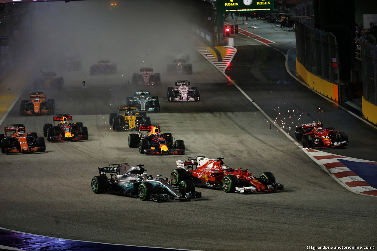 GP SINGAPORE, 17.09.2017 - Gara, Start of the race, Kimi Raikkonen (FIN) Ferrari SF70H after the crash  with Max Verstappen (NED) Red Bull Racing RB13 e Sebastian Vettel (GER) Ferrari SF70H