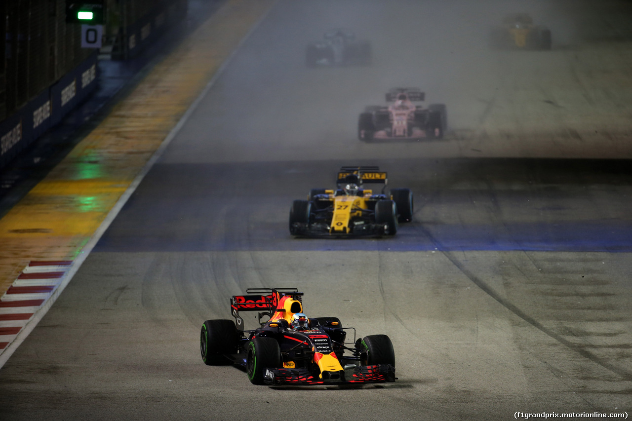 GP SINGAPORE, 17.09.2017 - Gara, Daniel Ricciardo (AUS) Red Bull Racing RB13 davanti a Nico Hulkenberg (GER) Renault Sport F1 Team RS17