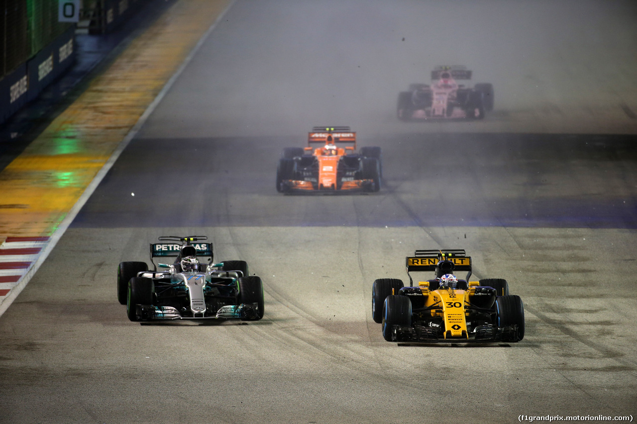 GP SINGAPORE, 17.09.2017 - Gara, Valtteri Bottas (FIN) Mercedes AMG F1 W08 e Jolyon Palmer (GBR) Renault Sport F1 Team RS17