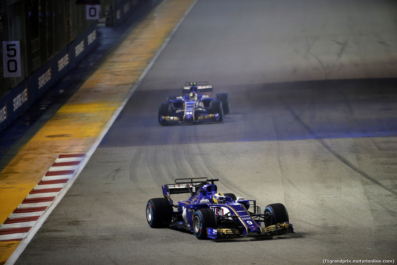 GP SINGAPORE, 17.09.2017 - Gara, Marcus Ericsson (SUE) Sauber C36 davanti a Pascal Wehrlein (GER) Sauber C36