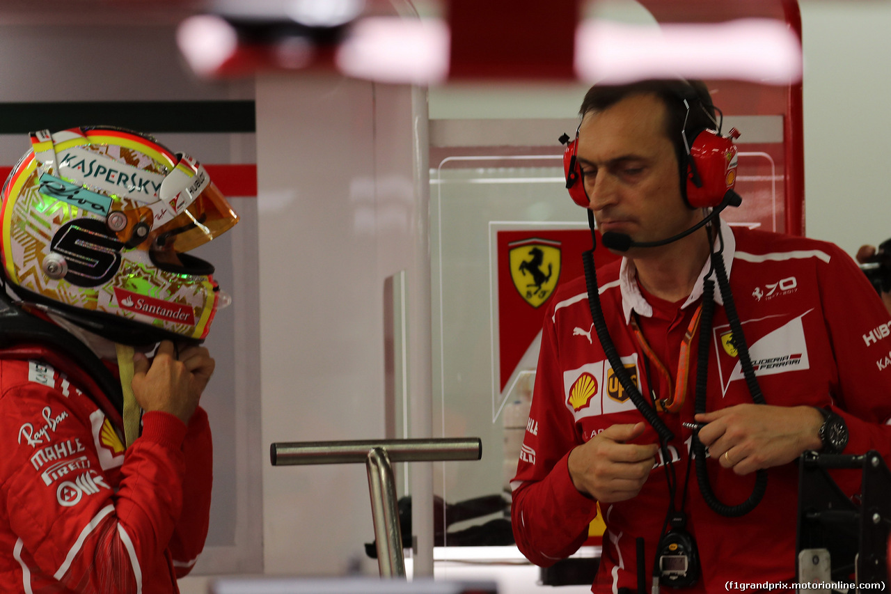 GP SINGAPORE, 17.09.2017 - Gara, Sebastian Vettel (GER) Ferrari SF70H e Riccardo Adami (ITA) Ferrari Gara Engineer