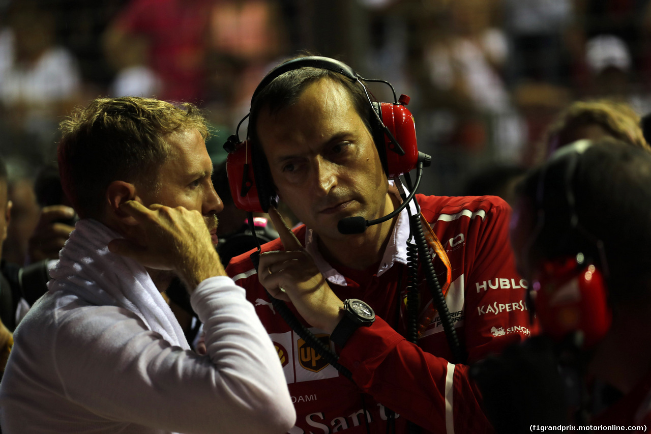 GP SINGAPORE, 17.09.2017 - Gara, Sebastian Vettel (GER) Ferrari SF70H e Riccardo Adami (ITA) Ferrari Gara Engineer