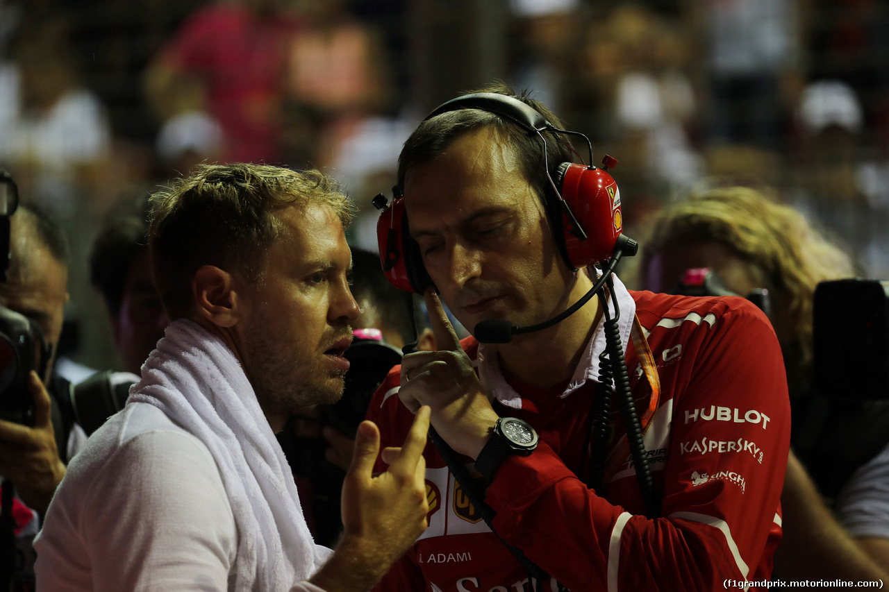 GP SINGAPORE, 17.09.2017 - Gara, Sebastian Vettel (GER) Ferrari SF70H e Riccardo Adami (ITA) Ferrari Gara Engineer