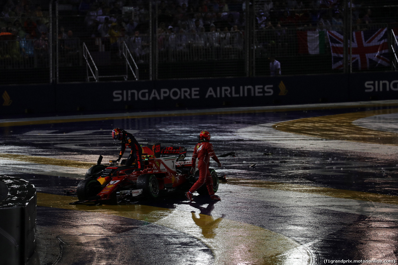 GP SINGAPORE, 17.09.2017 - Gara, Max Verstappen (NED) Red Bull Racing RB13 e Kimi Raikkonen (FIN) Ferrari SF70H retire from the race
