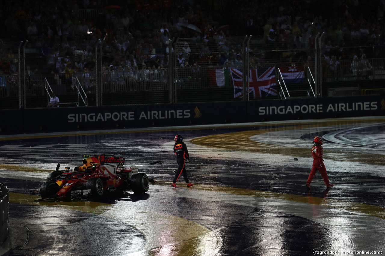 GP SINGAPORE, 17.09.2017 - Gara, Max Verstappen (NED) Red Bull Racing RB13 e Kimi Raikkonen (FIN) Ferrari SF70H retire from the race