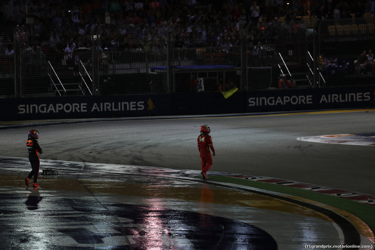 GP SINGAPORE, 17.09.2017 - Gara, Max Verstappen (NED) Red Bull Racing RB13 e Kimi Raikkonen (FIN) Ferrari SF70H retire from the race