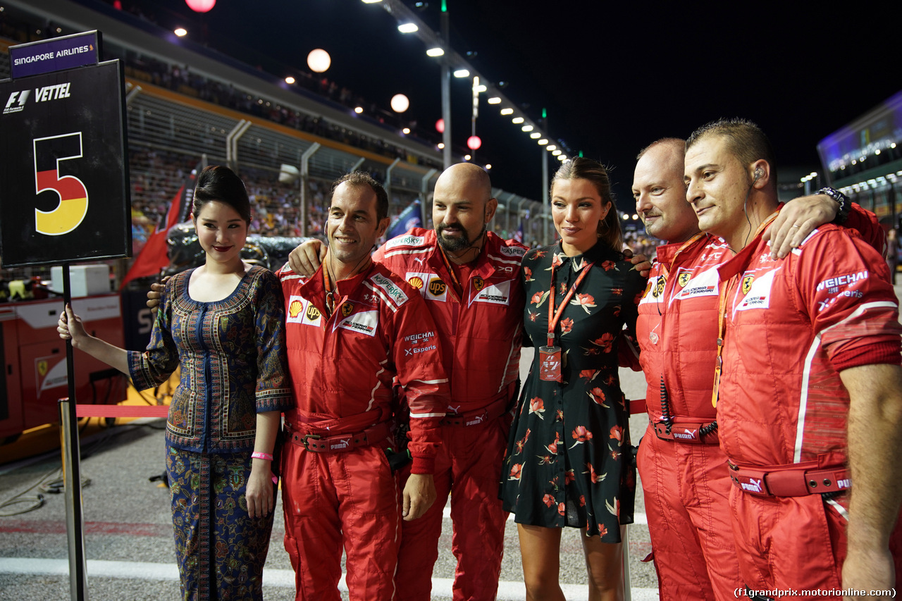 GP SINGAPORE, 17.09.2017 - Gara, griglia Ragazza, Ferrari meccanici e Federica Masolin, Sky