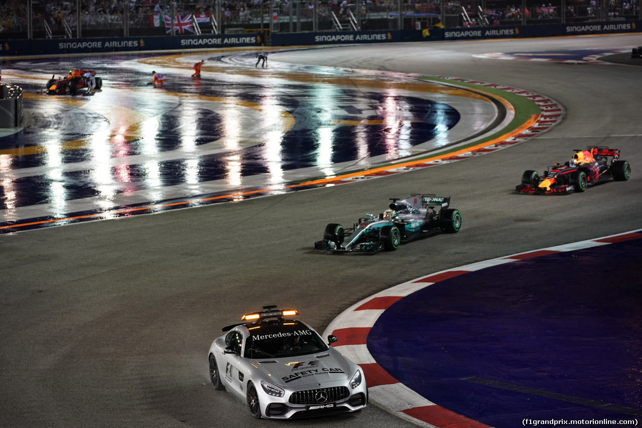 GP SINGAPORE, 17.09.2017 - Gara, The Safety car e Lewis Hamilton (GBR) Mercedes AMG F1 W08