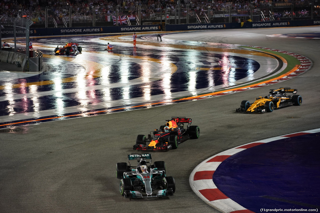 GP SINGAPORE, 17.09.2017 - Gara, Lewis Hamilton (GBR) Mercedes AMG F1 W08 davanti a Daniel Ricciardo (AUS) Red Bull Racing RB13 e Nico Hulkenberg (GER) Renault Sport F1 Team RS17