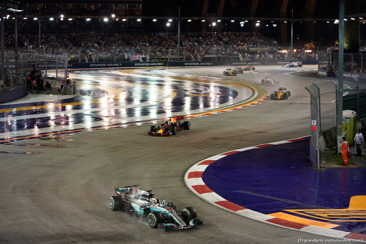 GP SINGAPORE, 17.09.2017 - Gara, Lewis Hamilton (GBR) Mercedes AMG F1 W08 davanti a Daniel Ricciardo (AUS) Red Bull Racing RB13