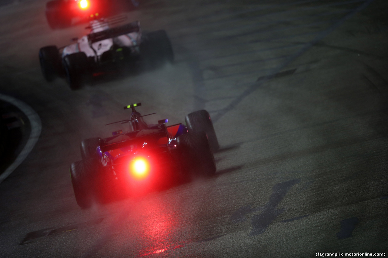 GP SINGAPORE, 17.09.2017 - Gara, Carlos Sainz Jr (ESP) Scuderia Toro Rosso STR12
