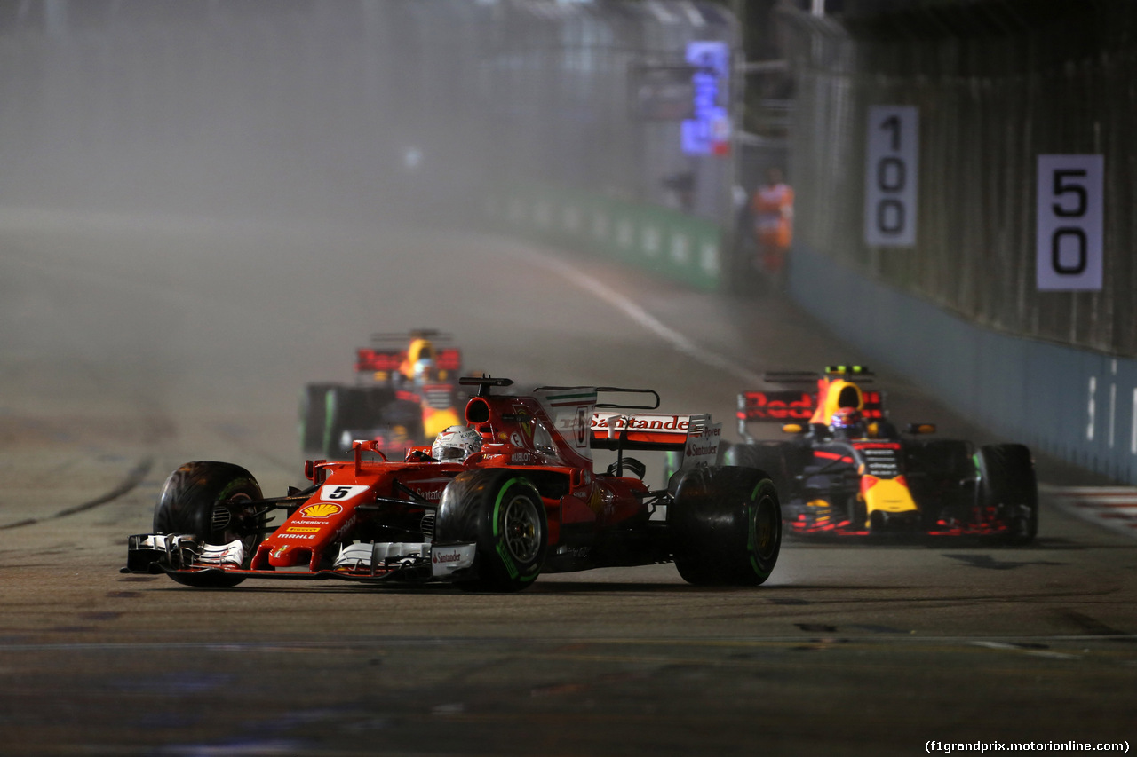 GP SINGAPORE, 17.09.2017 - Gara, Sebastian Vettel (GER) Ferrari SF70H e Max Verstappen (NED) Red Bull Racing RB13