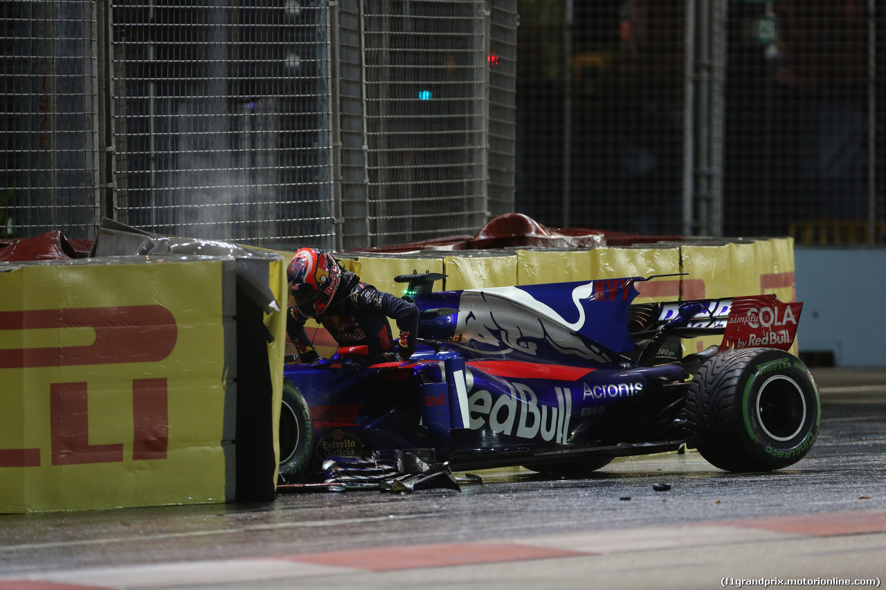 GP SINGAPORE, 17.09.2017 - Gara, Crash, Daniil Kvyat (RUS) Scuderia Toro Rosso STR12 retires from the race
