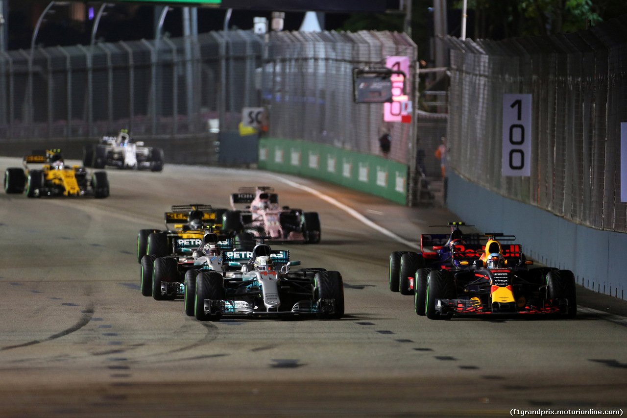 GP SINGAPORE, 17.09.2017 - Gara, Lewis Hamilton (GBR) Mercedes AMG F1 W08 e Daniel Ricciardo (AUS) Red Bull Racing RB13