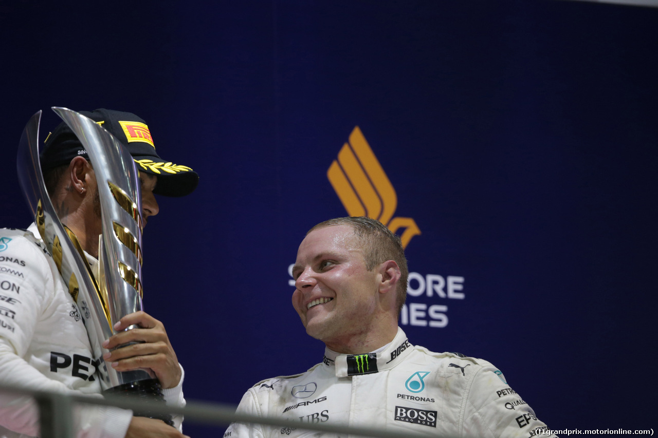 GP SINGAPORE, 17.09.2017 - Gara, 3rd place Valtteri Bottas (FIN) Mercedes AMG F1 W08 e Lewis Hamilton (GBR) Mercedes AMG F1 W08 vincitore
