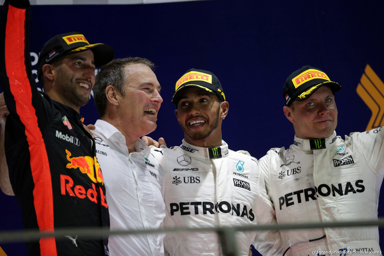 GP SINGAPORE, 17.09.2017 - Gara, 2nd place Daniel Ricciardo (AUS) Red Bull Racing RB13, Lewis Hamilton (GBR) Mercedes AMG F1 W08 vincitore e 3rd place Valtteri Bottas (FIN) Mercedes AMG F1 W08
