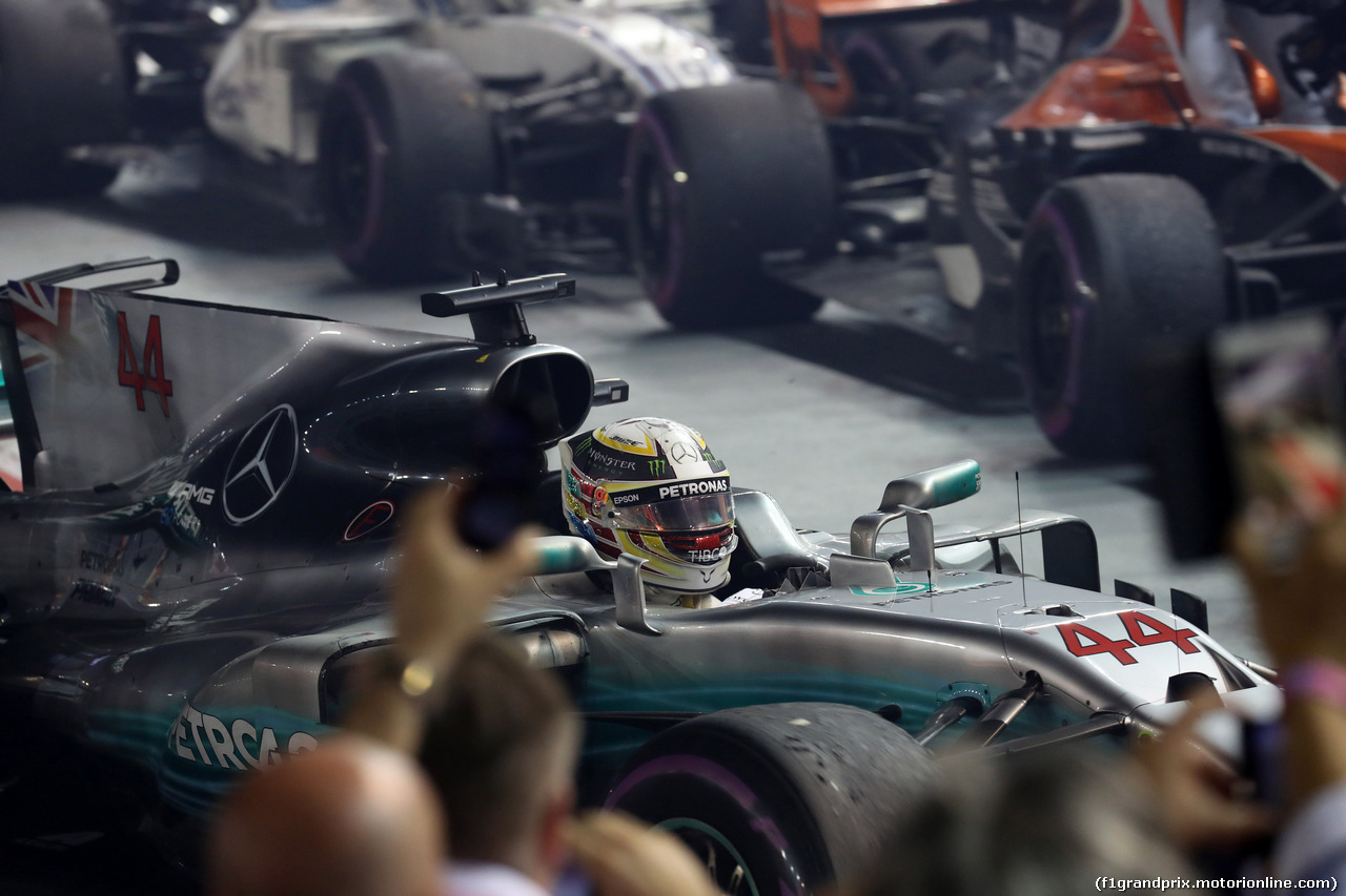 GP SINGAPORE, 17.09.2017 - Gara, Lewis Hamilton (GBR) Mercedes AMG F1 W08 vincitore