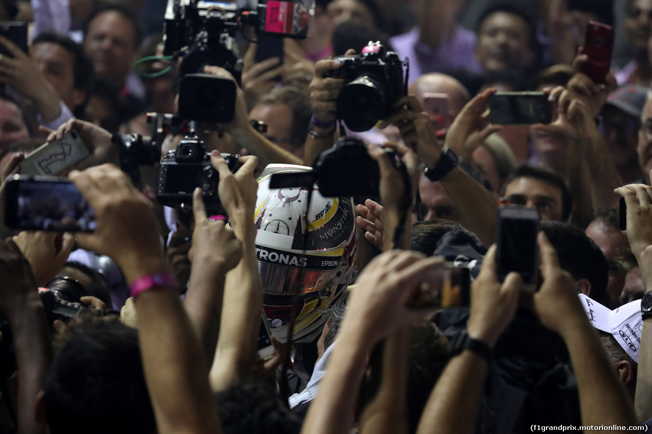 GP SINGAPORE, 17.09.2017 - Gara, Lewis Hamilton (GBR) Mercedes AMG F1 W08 vincitore