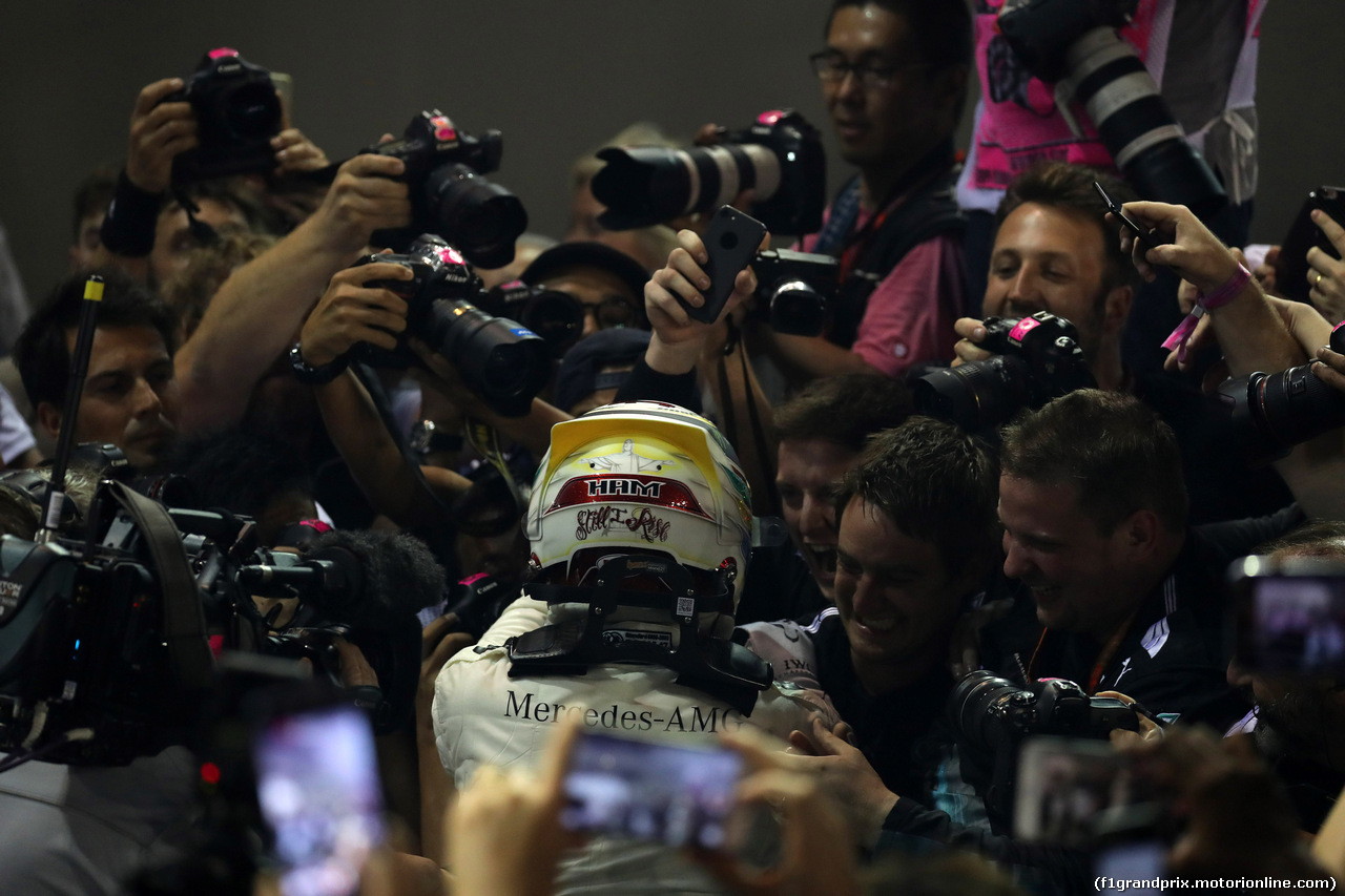 GP SINGAPORE, 17.09.2017 - Gara, Lewis Hamilton (GBR) Mercedes AMG F1 W08 vincitore